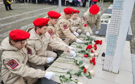 В Гусевском округе прошло единовременное возложение цветов к мемориалам Великой Отечественной войны