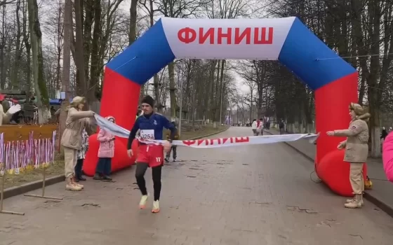 Участники XXXVIII легкоатлетического пробега финишируют в Гусеве