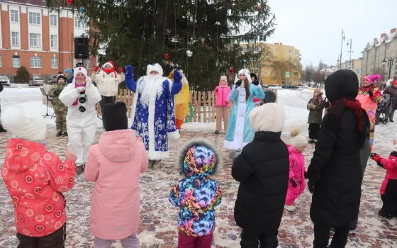 Мальчишки и девчонки, а также их родители, весело проводят новогодние каникулы