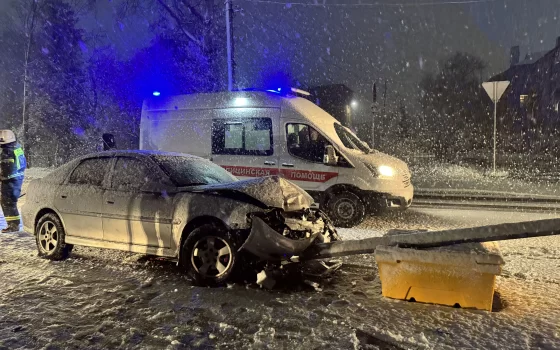 В Гусеве на Маяковского легковой автомобиль снёс уличный фонарь