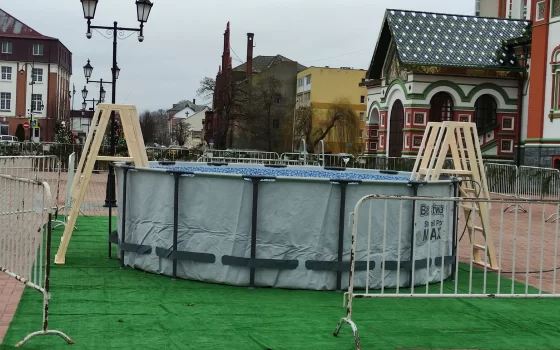 У храма Всех Святых установили бассейн, который послужит купелью на крещенские купания
