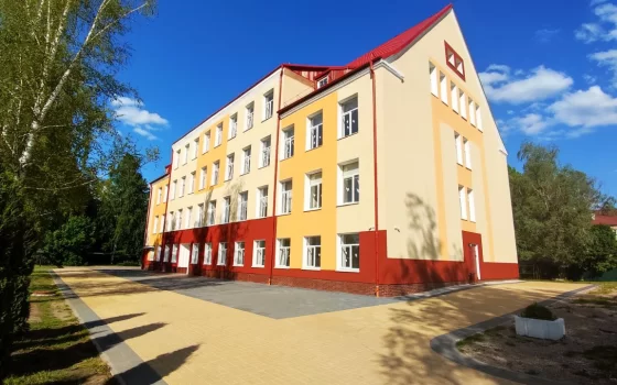 Местные власти ищут подрядчика для ремонта спортивной площадки и помещений первой школы