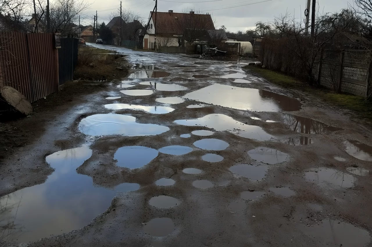 Жители Гусева просят сделать дорогу на улице Некрасова