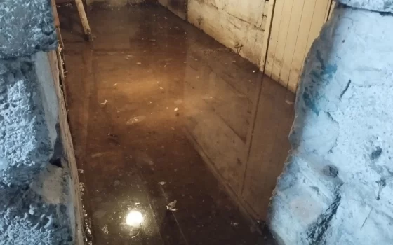 В Гусеве на Молодёжной спасли дом от затоплений, установив насос