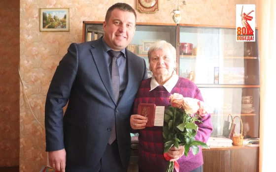 Глава администрации вручил памятную медаль к 80-летию Победы Агриппине Клещенковой