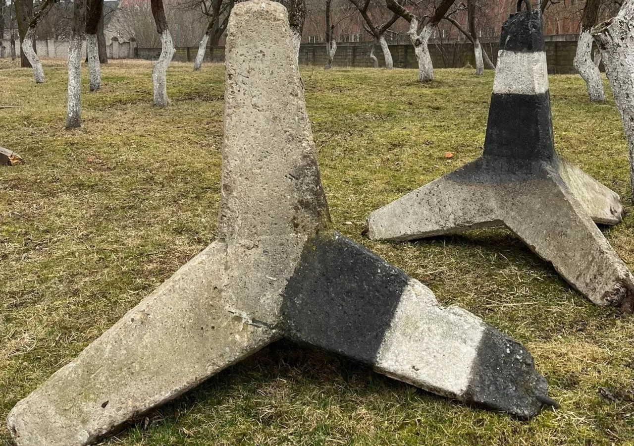 Уличная экспозиция Гусевского музея пополнилась противотанковыми ежами