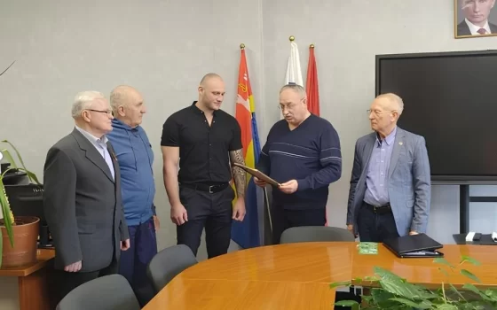 В Гусеве участнику СВО вручили благодарственное письмо и памятный знак
