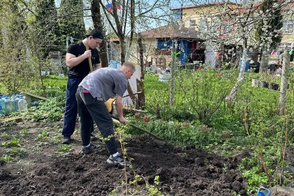 Студенты Гусевского колледжа помогли пенсионерке подготовить огород к новому сезону