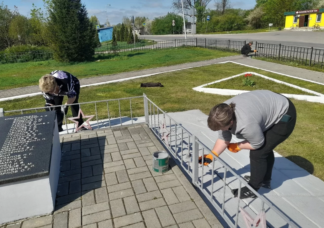 Коллектив Маяковского ДК и специалисты терротдела облагородили памятник погибшим воинам