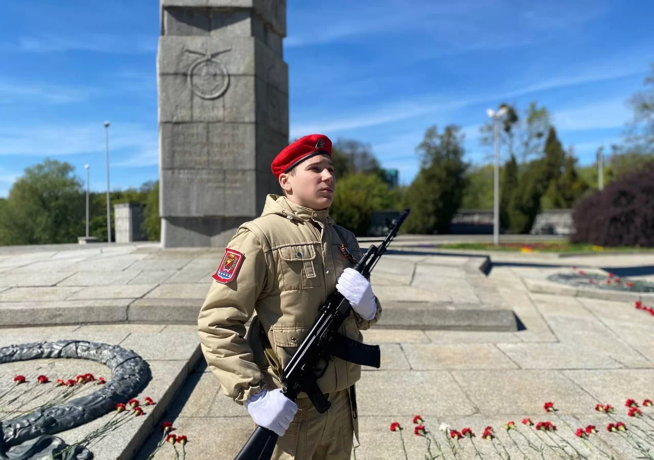 Юнармейцы Гусева заступили на «Пост №1» у Вечного огня в Калининграде