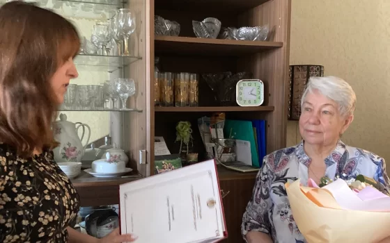 Сотрудники ЗАГСа поздравили с 85-летием свою бывшую коллегу Тамару Александровну Хмарскую