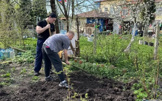 Студенты Гусевского колледжа помогли пенсионерке подготовить огород к новому сезону