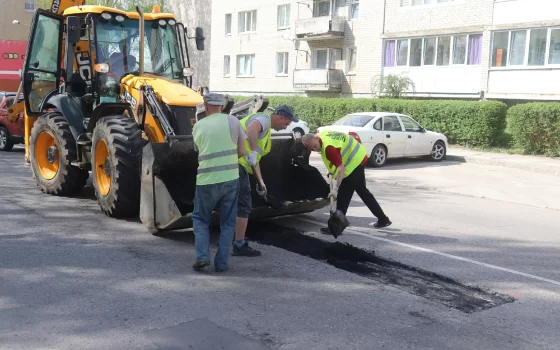 На улицах города Гусева начался ямочный ремонт