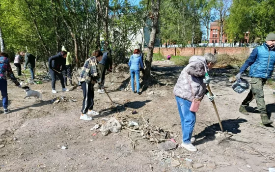 В Гусеве проходит весенний субботник