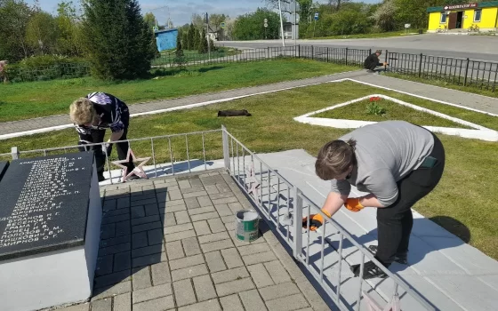 Коллектив Маяковского ДК и специалисты терротдела облагородили памятник погибшим воинам