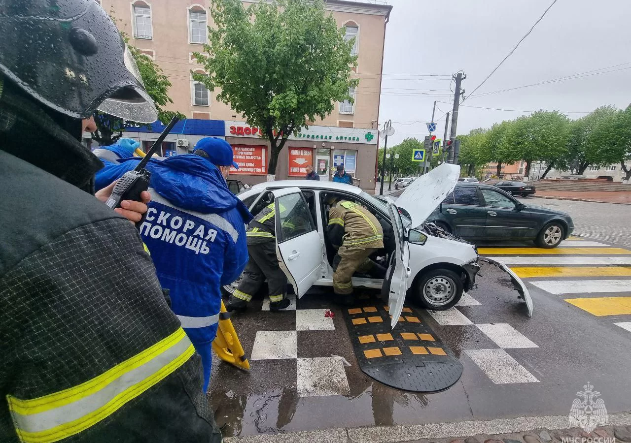 В Гусеве на улице Победы произошла авария с тремя автомобилями, есть пострадавшие