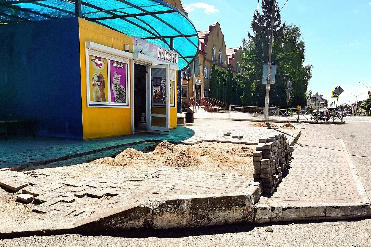 В Гусеве рядом с центральной больницей ремонтируют тротуар