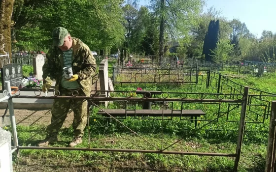 Поисковики и волонтёры привели в порядок захоронение ветерана Теслина