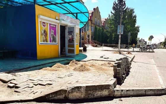 В Гусеве рядом с центральной больницей ремонтируют тротуар
