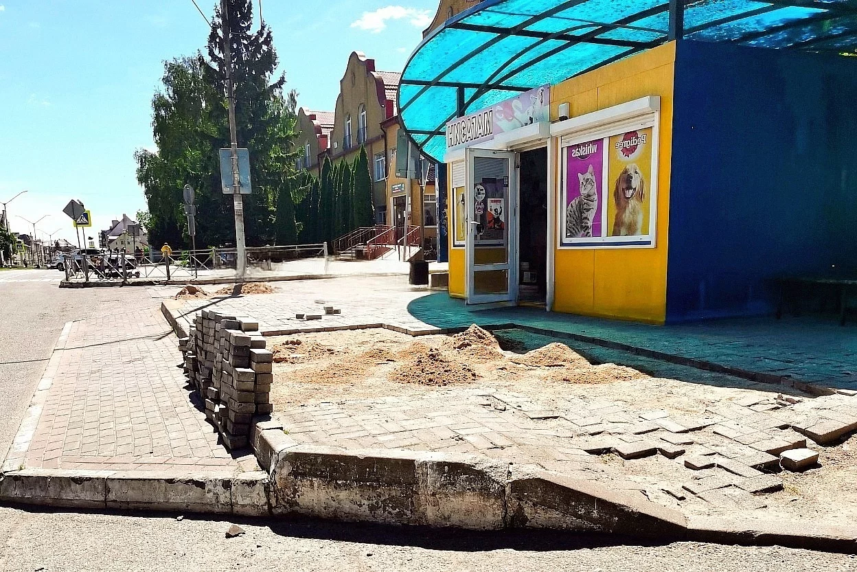 С правообладателем участка у больницы возникли сложности, поэтому ремонт тротуара оплачивает муниципалитет