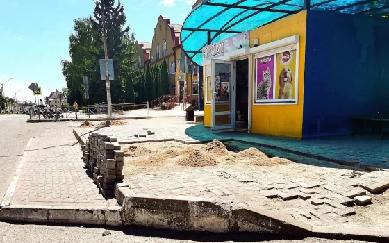 С правообладателем участка у больницы возникли сложности, поэтому ремонт тротуара оплачивает муниципалитет