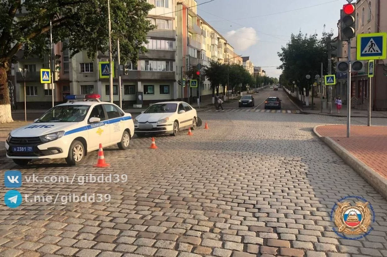 В Гусеве водитель «Ситроена» проигнорировал запрещающий сигнал и сбил пешехода