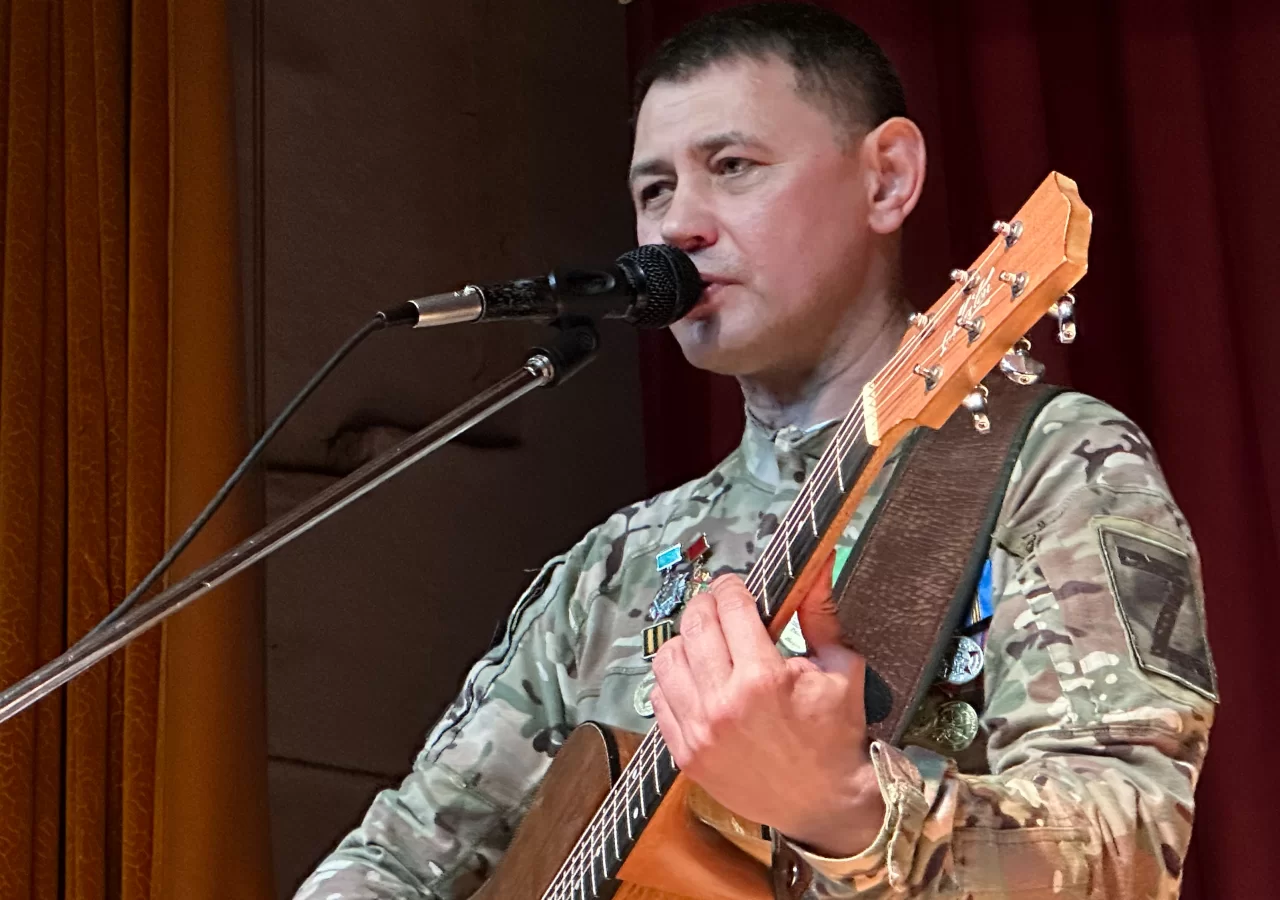 В Гусевском Доме офицеров перед военнослужащими выступил бард Сергей Пестов