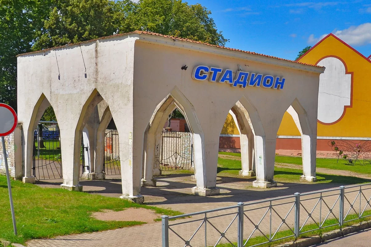 Логистические сложности задерживают замену сидений на трибунах гусевского стадиона