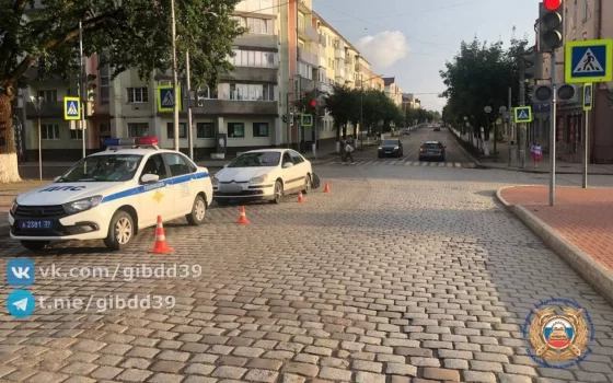В Гусеве водитель «Ситроена» проигнорировал запрещающий сигнал и сбил пешехода