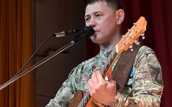 В Гусевском Доме офицеров перед военнослужащими выступил бард Сергей Пестов