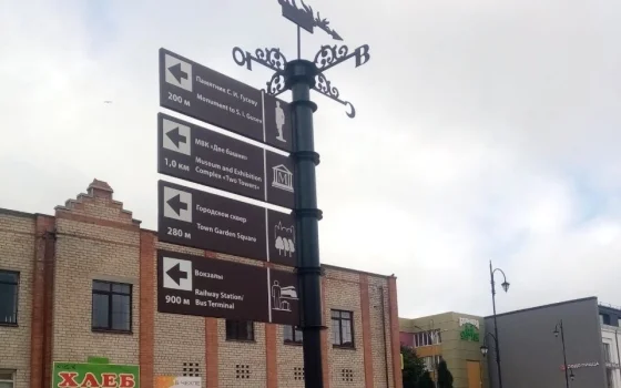 В Гусеве началась установка новых туристических указателей