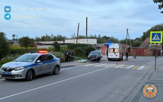 В Гусеве водитель «Ауди» на закруглении дороги врезалась в опору, пострадал подросток