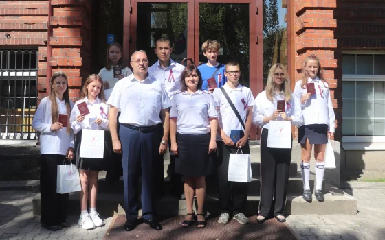 Юные гусевцы получили первые паспорта в преддверии Дня флага