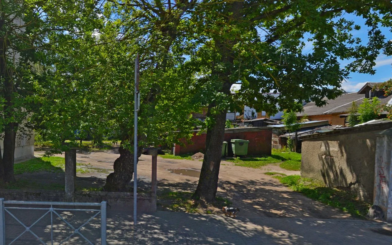 Местные власти требуют снести незаконно построенный гараж на Московской