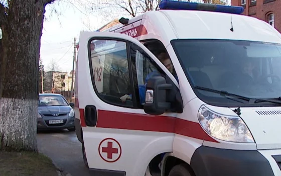 В Гусеве женщина впала в кому после падения на лестнице в подъезде