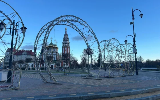 Новогоднее преображение: Гусев начинают украшать к празднику