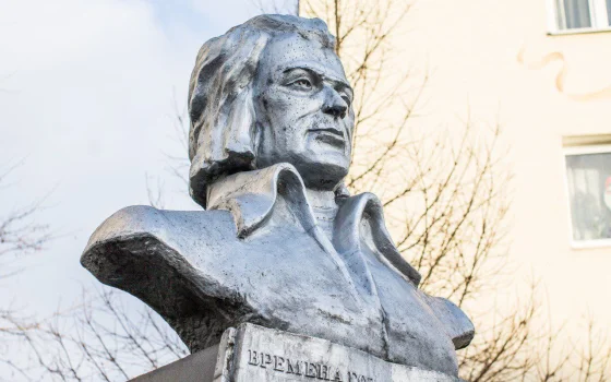 Памятник Донелайтису в Гусеве передадут на ремонт в Калининградский музей
