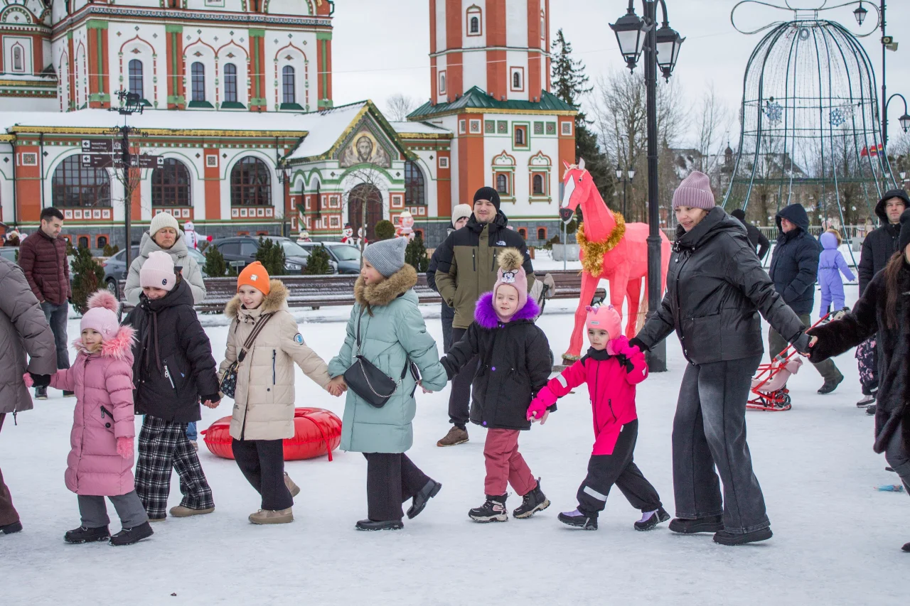 На центральной площади сказочные злодеи похитили подарки, но дружба и песни одержали верх