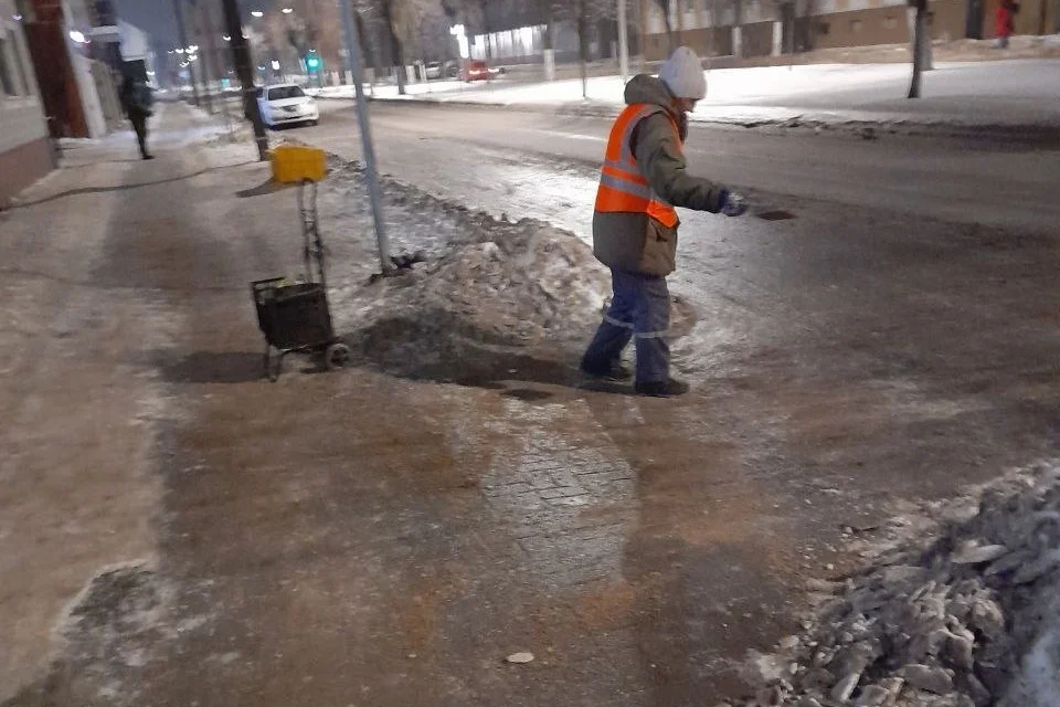 В Гусевском округе продолжается борьба с гололедом из-за сложных погодных условий