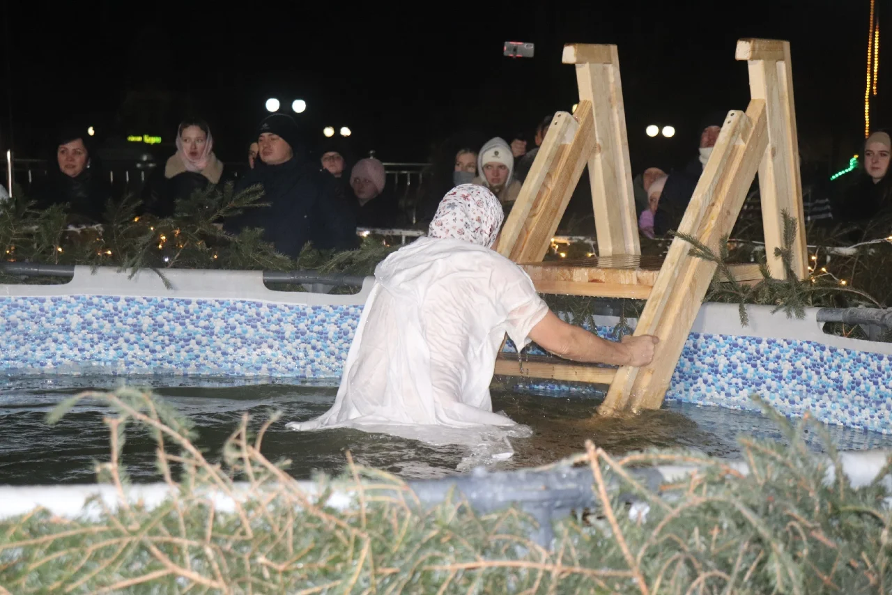 Жители Гусева приняли участие в крещенских купаниях