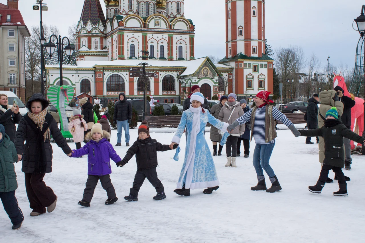 У главной городской ёлки проходят новогодние встречи