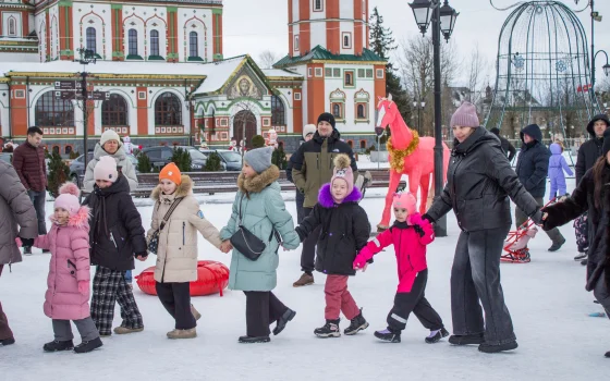 На центральной площади сказочные злодеи похитили подарки, но дружба и песни одержали верх