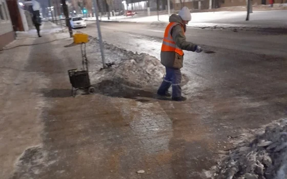 В Гусевском округе продолжается борьба с гололедом из-за сложных погодных условий