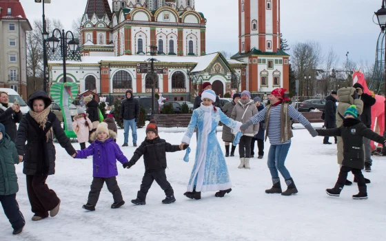 У главной городской ёлки проходят новогодние встречи