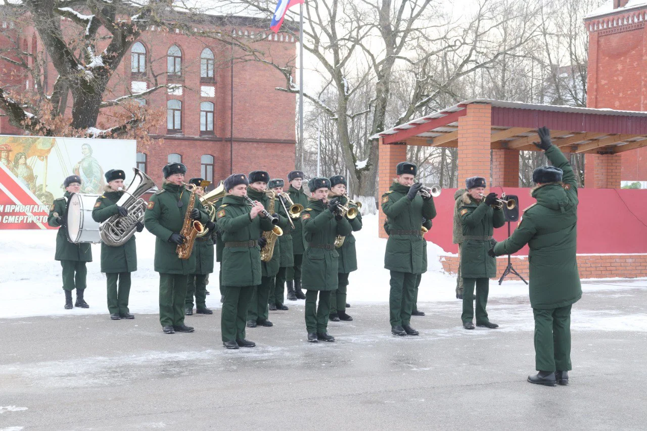 Глава администрации Гусева поздравили военнослужащих танкового полка с наступающим праздником