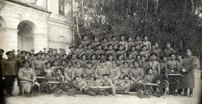 1911 год. 88-й Петровский полк, подпоручик Гринцер во втором ряду сверху, второй справа.