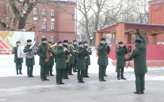 Глава администрации Гусева поздравили военнослужащих танкового полка с наступающим праздником