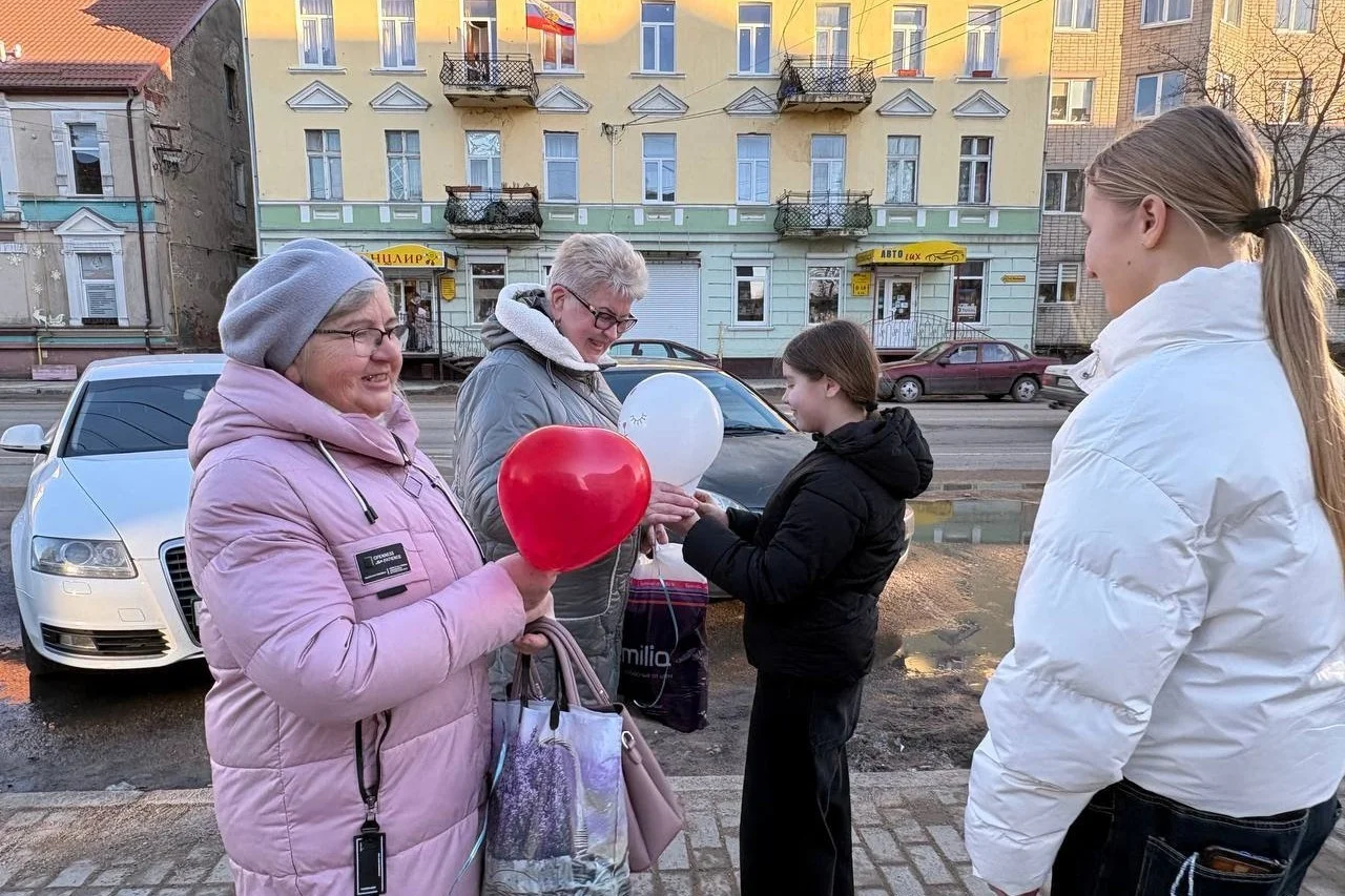 Волонтёры ДЮЦ вышли на улицы Гусева с поздравлениями