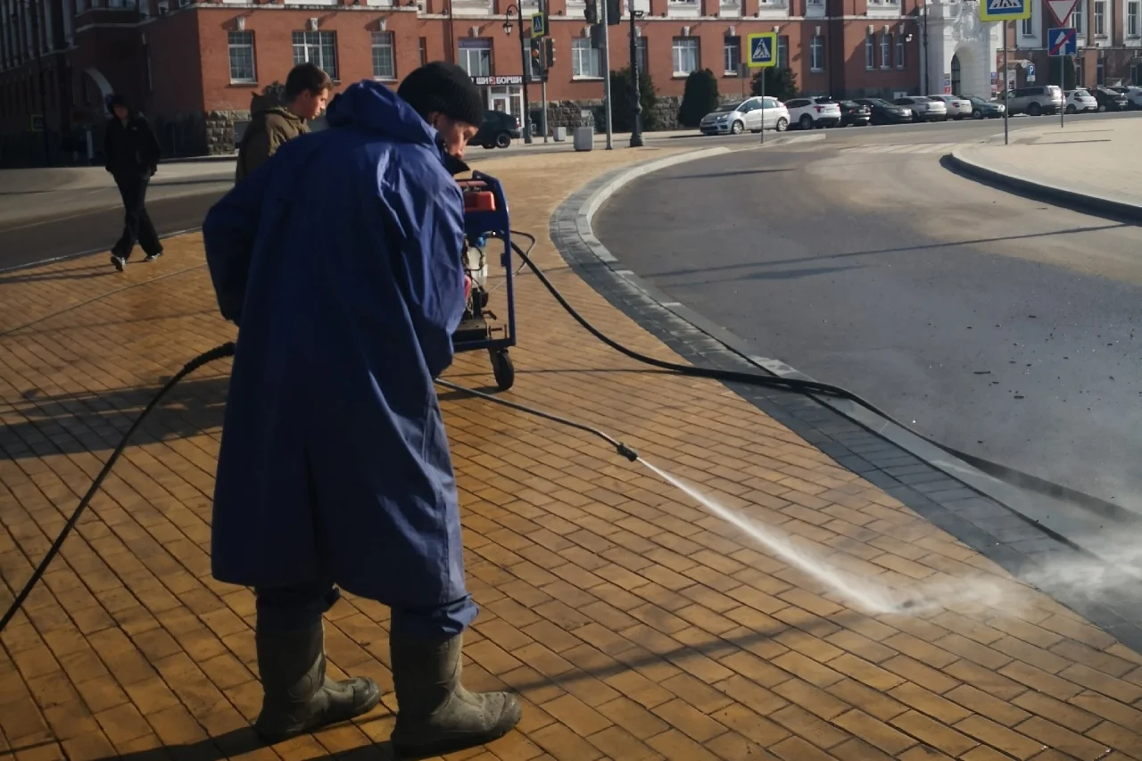 Специалисты «Чистоты» привели в порядок плитку на некоторых улицах города