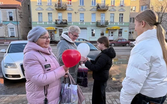 Волонтёры ДЮЦ вышли на улицы Гусева с поздравлениями